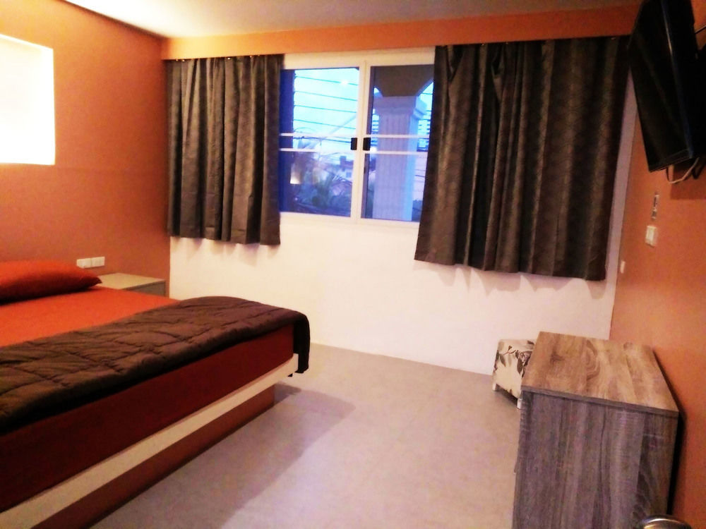 In Phuket House Hotel Ngoại thất bức ảnh